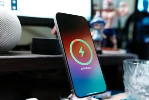 瑶海苹果15换屏服务分享用什么充电器给iPhone15充电更好 